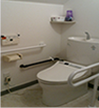 車椅子用の多目的トイレ